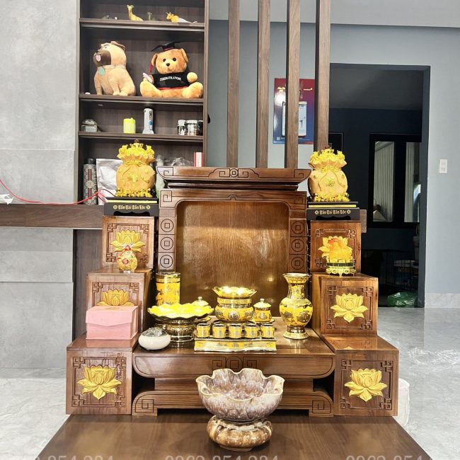 Bàn thờ thần tài gỗ sồi tại Hòa Vang, Đà Nẵng