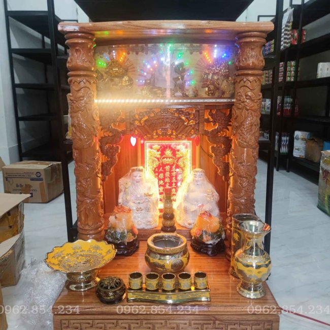 Bàn thờ thần tài tại Đường Lưu Quý Kỳ, Hải Châu, Đà Nẵng