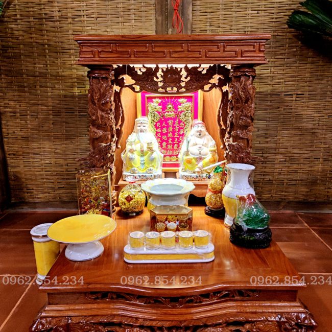 Bàn thờ thần tài tại Đường Xô Viết Nghệ Tĩnh, Hải Châu, Đà Nẵng